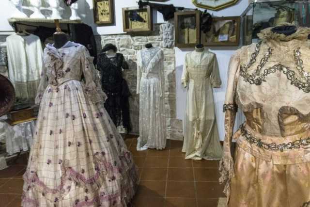 Acquaviva, in mostra raffinati abiti secolari: �Sono stati salvati dal cassonetto�